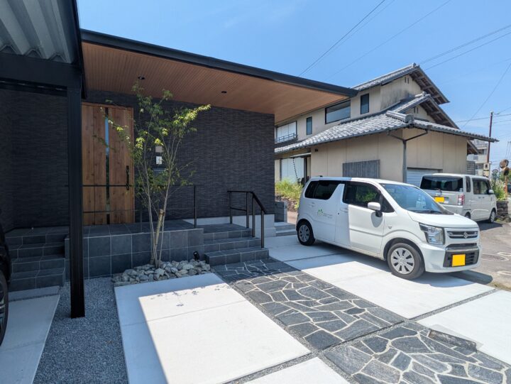 自然石アプローチが印象的な和モダンスタイル