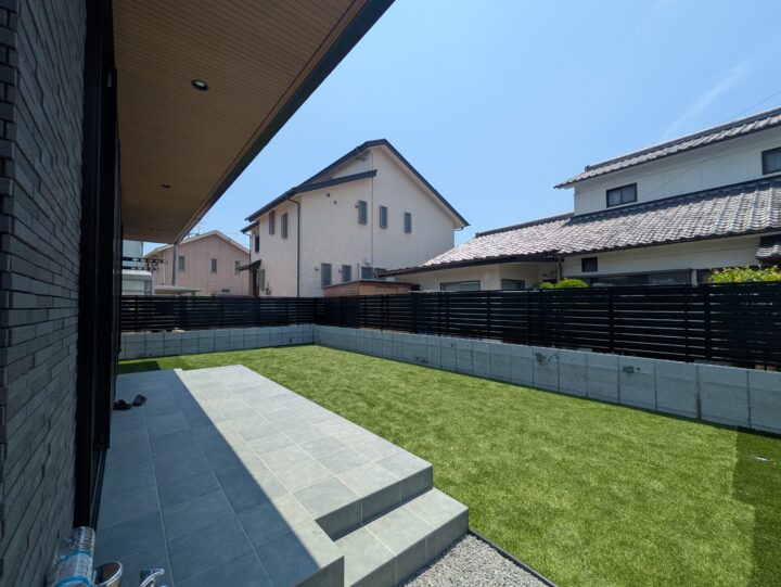自然石アプローチが印象的な和モダンスタイル
