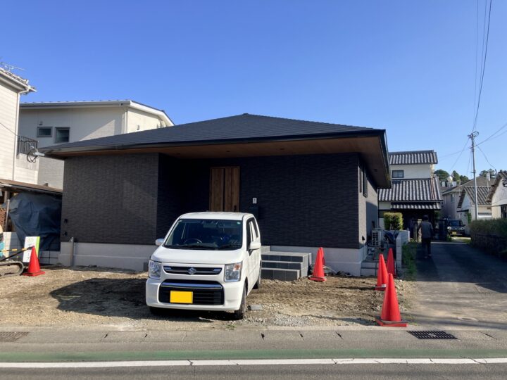 自然石アプローチが印象的な和モダンスタイル