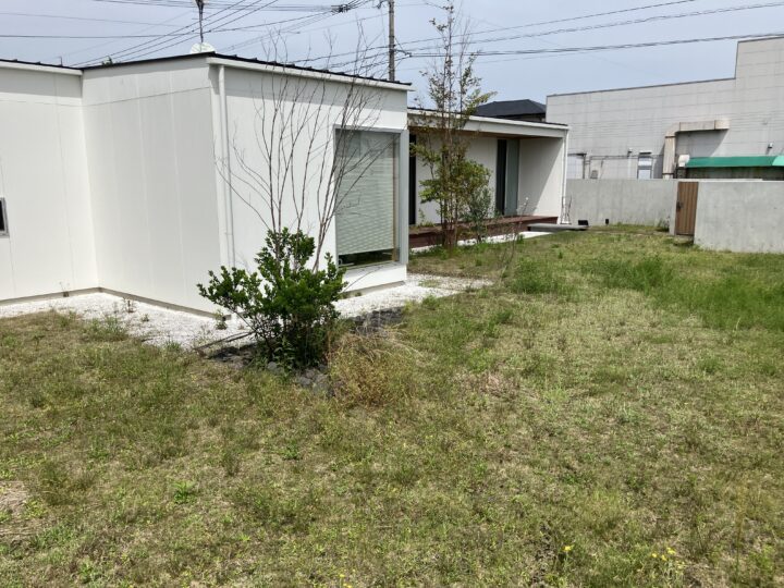床のコントラストが印象的なプライベートガーデン