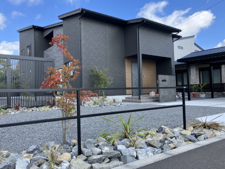 縦格子の際立つロックガーデン