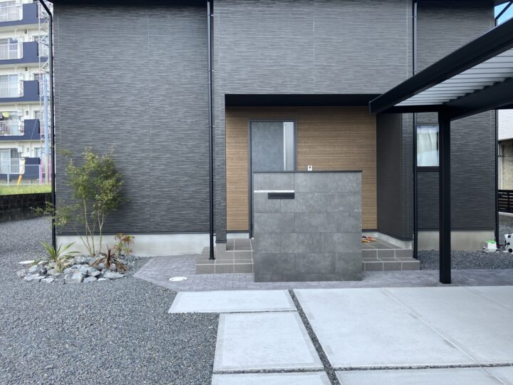 縦格子の際立つロックガーデン