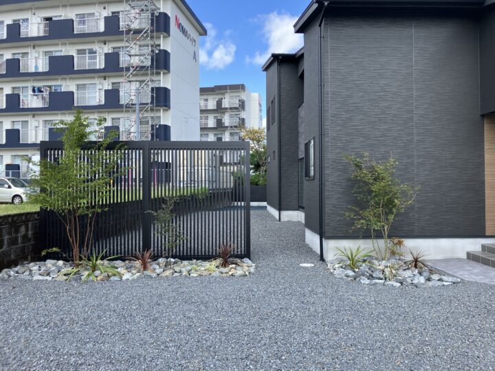 縦格子の際立つロックガーデン