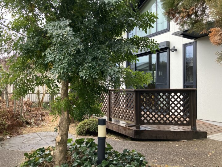 劣化したウッドデッキを一新し、見違えるお庭に