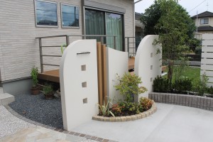 モダンスタイルにやさしい雰囲気をプラスした新築外構