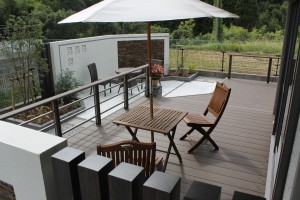 広々デッキでくつろぎの空間