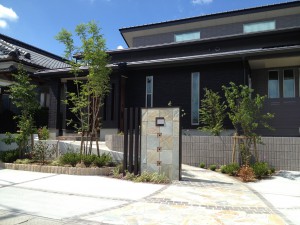 自然石のアプローチが印象的なエクステリア