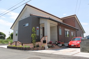 広々としたテラスが広がるエレガントスタイルのエクステリア