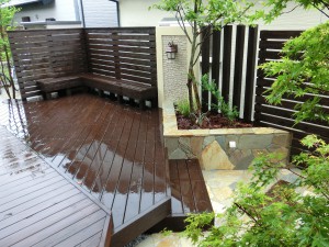 部屋から眺めても楽しめるウッドデッキスペース