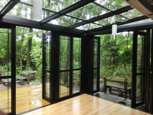 緑に囲まれたガーデンルーム