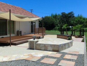 石貼りの広々テラスでバーベキューを