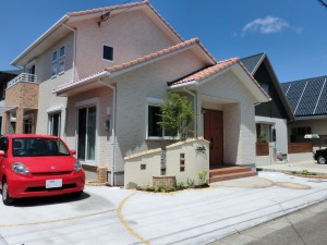 アイアンを使った門壁の新築エクステリア