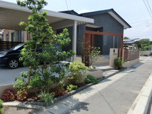 木枠のエントランスでお出迎え