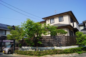 生垣を樹脂のフェンスに。車庫も広げて庭をリフォーム。