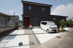 赤のポストがアクセントの新築外構