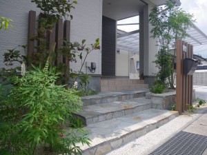 明るいエントランスとくつろげるお庭をデザイン