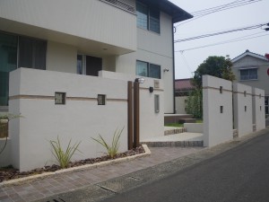 シックな門構えと大きなテラスがポイントの庭造り