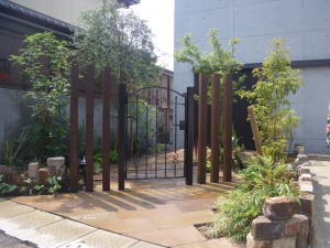 木々の息吹を感じるエントランス空間