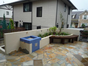 青いタイルのシンクがとても印象的です