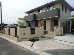 曲線ラインの壁と駐車場を兼ねたアプローチ