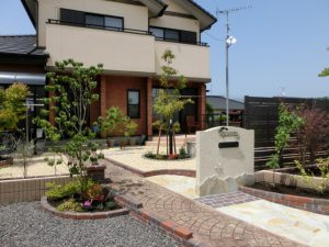 円形テラスから広がるかわいらしいお庭