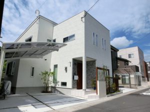 ソリッドな建物に植栽とフレームの額縁で柔らかさを