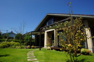 シェードの下でくつろぐデッキ