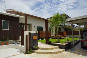 木材のフレームが迎える開放的な空間