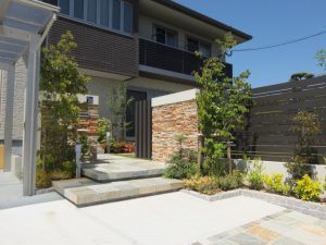 自然石の表情が豊かなエクステリア