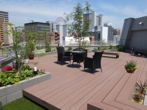 屋上に現れるリゾート空間