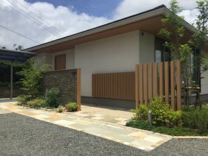 自然石が生み出す悠々しいエクステリア