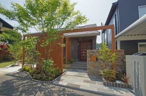 タイル張りの外壁に合わせた重厚感のある門まわり