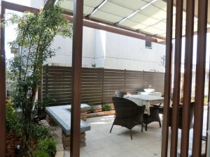 子供たちが夏でも雨でも広く遊べるお庭に