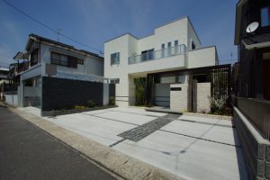 素材やデザインの変化で建物を引き立たせるクローズ外構