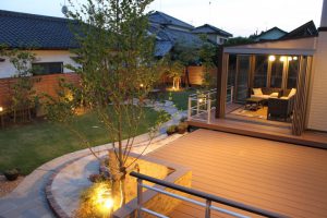 ガーデンルームとデッキからつながる開放的なお庭