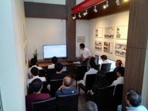 モダンな離れとクラシックなレンガ