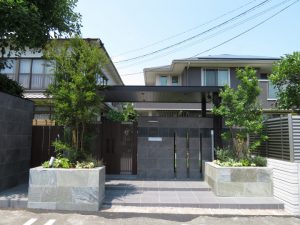 風格と重量感のある大きな門扉で、お客様をお出迎えします。