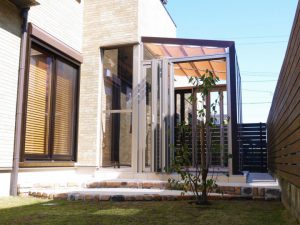 「アンティークなルーム空間」と「シンプルなエントランス空間」