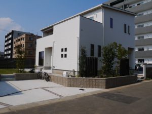 アジアンチックな坪庭と調和した門周り