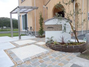 かわいらしい門壁がお出迎え