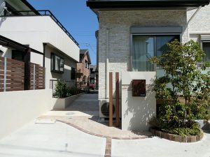 車庫スペースとお庭をきれいにレイアウト