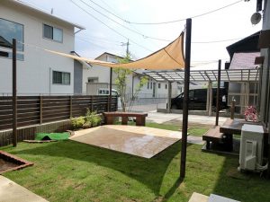 タイルテラスと日除けシェード　リガーデン