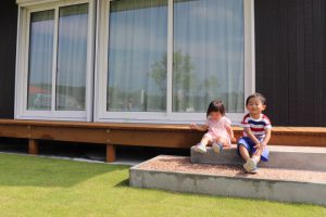 大きな芝生に集うお庭