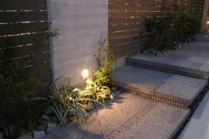 モダンな邸宅に相応しいアプローチ