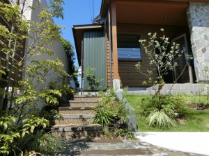 自然を楽しみながら帰るアプローチ