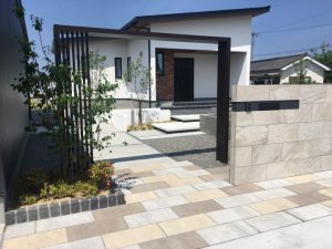 広い駐車スペース、広い庭空間を門周りのデザインで引き締め、メリハリのある外構