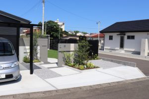 広がり感じるクローズ外構