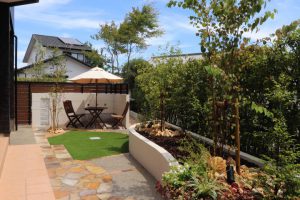 大きな花壇のあるお庭