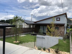 芝と植栽の緑のお庭