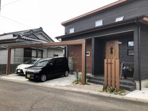 カーポートが入り口を引き立てるエクステリア